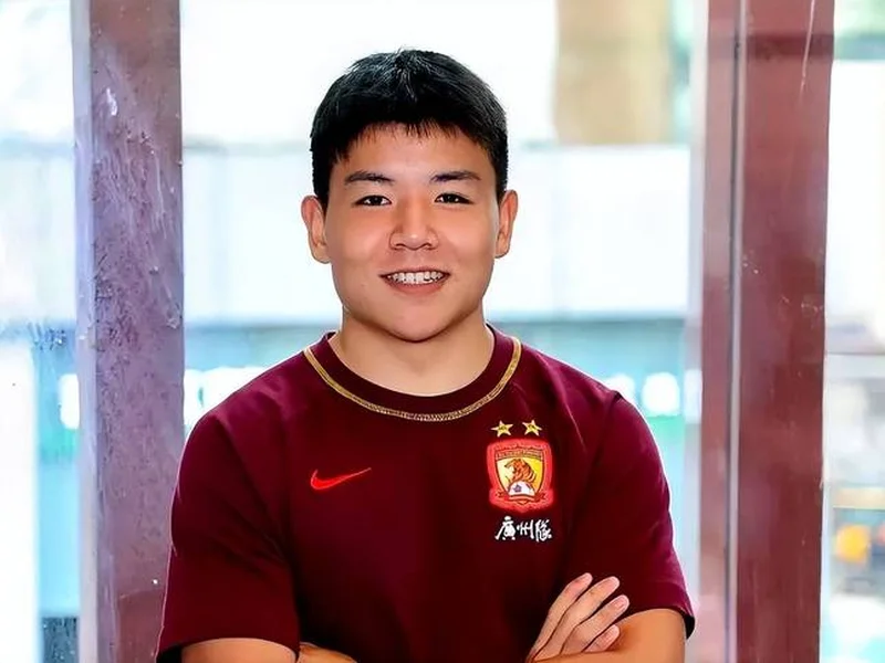 足球报:海港有意杨希,徐彬留洋仍存不确定,西海岸资金有困